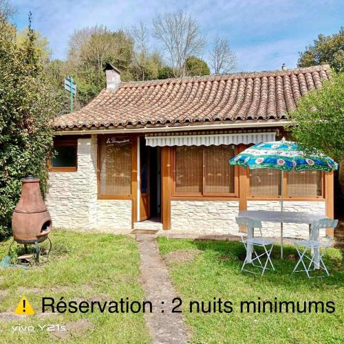Petite maison au cœur du village : Maisons de vacances proche de Nanteuil-en-Vallée