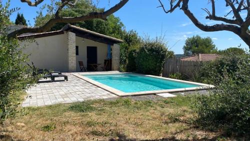 Petite villa avec piscine chauffée : Maisons de vacances proche de Canaules-et-Argentières