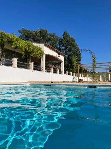 Charmante maison avec piscine : Maisons de vacances proche de Saint-Laurent-du-Verdon