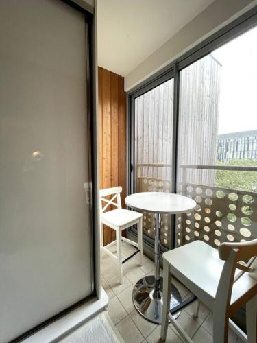 Agréable chambre avec terrasse ( Option clim) : Appartements proche de Cachan