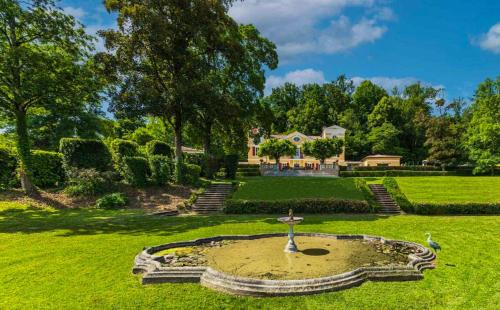 Villa de 9 chambres avec piscine privee terrasse amenagee et wifi a Castelmoron sur Lot : Villas proche de Granges-sur-Lot