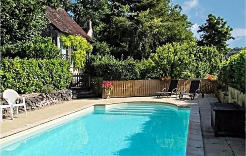 Nice Home In Chaumussay With Outdoor Swimming Pool, Wifi And Heated Swimming Pool : Maisons de vacances proche de Barrou