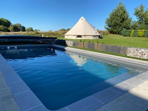 Tipi au bord de la piscine : Tentes de luxe proche de Mont-Saint-Éloi