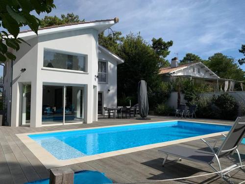 Pleasant air-conditioned villa with heated pool : Villas proche de Verdalle