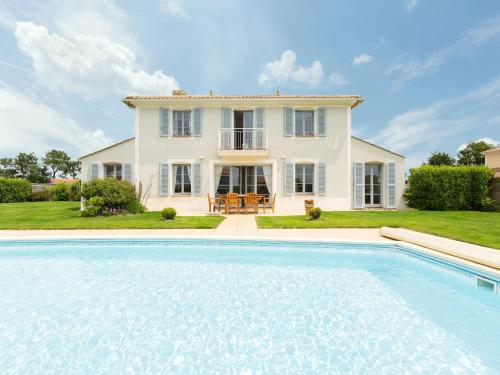 Spacious villa with private swimming pool near a golf course : Villas proche de Coëx