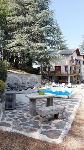 Chalet 14 pers avec vue panoramique et piscine chauffée : Maisons de vacances proche de Saint-André-de-Lancize