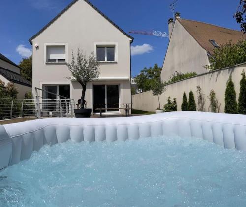 La villa des quais de Seine et jacuzzi prox Paris : Villas proche de Maisons-Laffitte