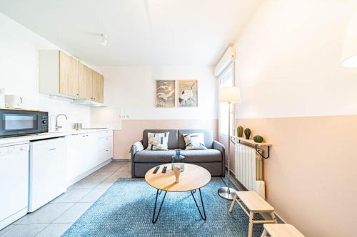 Le petit Montel- studio avec garage-métro Valmy : Appartements proche de Champagne-au-Mont-d'Or