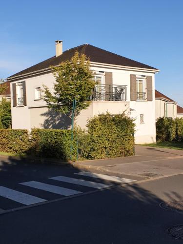 Gîte La Villa Omagny Paris Marne-la-Vallée : Villas proche de Couilly-Pont-aux-Dames