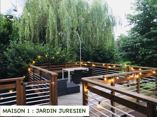 Jardin Juresien Maisons - spa jacuzzi sur demande : Maisons de vacances proche de Cremeaux