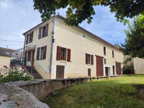 Gîte Osteis Piarre 15 personnes au bord de l'Yonne : Maisons de vacances proche de Vincelottes