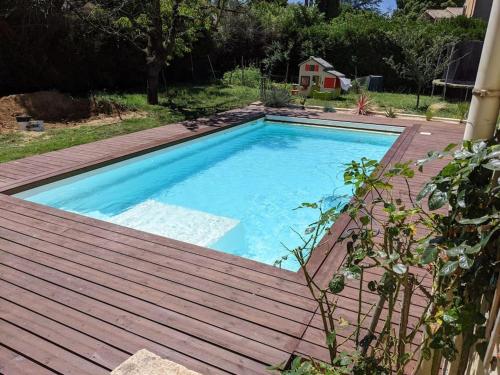 Grande villa avec piscine pour vacances réussies : Villas proche de Vénéjan
