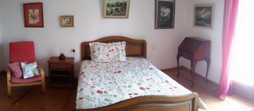 Double bedroom with balcony : Sejours chez l'habitant proche d'Antugnac