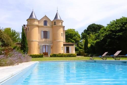 Petit Château Le Bouge : Villas proche de Saint-Avit