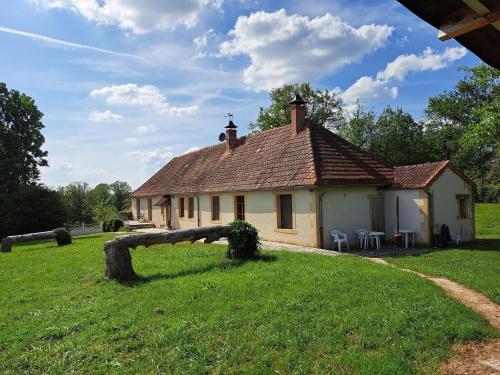 Cozy Holiday Home in Vieure with spacious Garden : Maisons de vacances proche de Sauvagny