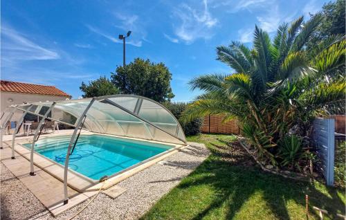 Awesome Home In Sainte-gemme-la-plaine With Wifi, Private Swimming Pool And 4 Bedrooms : Maisons de vacances proche de Saint-Jean-de-Beugné