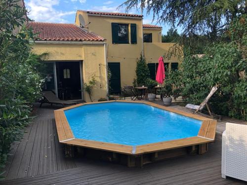 Pavillon dans un écrin de verdure avec piscine : Maisons de vacances proche de Lauroux
