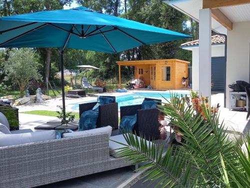 Charming house with private pool : Maisons de vacances proche de Margaux