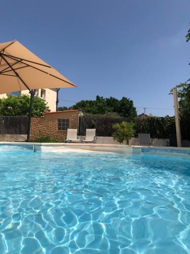 Notre Vie Là, villa 3 chambres, piscine, climatisation, vue sur les Albères : Maisons de vacances proche de Laroque-des-Albères