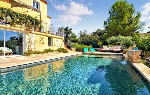 Nice Home In Beaucaire With Outdoor Swimming Pool, Wifi And 1 Bedrooms : Maisons de vacances proche de Vallabrègues