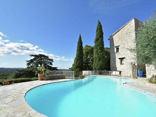 Apartment with swimming pool in a castle : Maisons de vacances proche de Mas-de-Londres