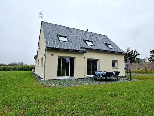 Spacious house for 8 people, 1 km from the coast, Pink granite coast : Maisons de vacances proche de Penvénan