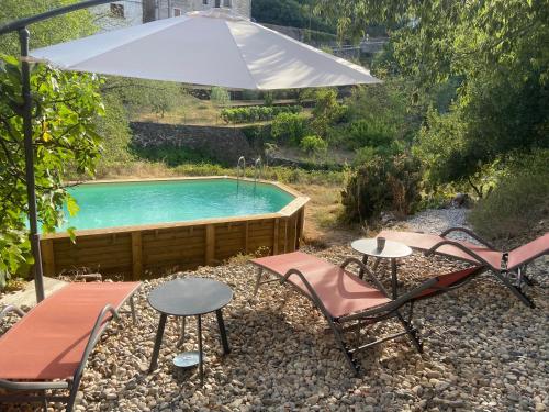 Magnifique gîte 75M2 avec terrasse 30m2, piscine, terrain de pétanque, et jardin en Cévennes : Maisons de vacances proche de Le Martinet