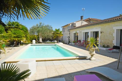Maison avec piscine et jacuzzi : Villas proche de Neuvicq-le-Château