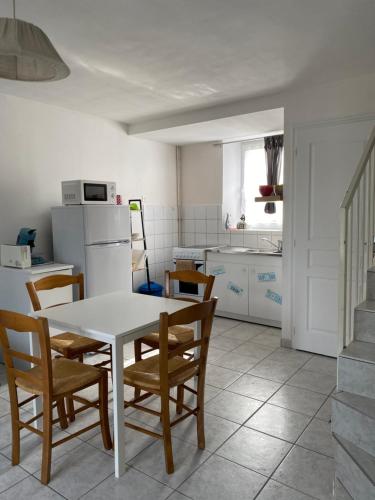 Appartement 1 chambre et cuisine VIERVILLE-SUR-MER,plage du Débarquement : Appartements proche d'Aignerville
