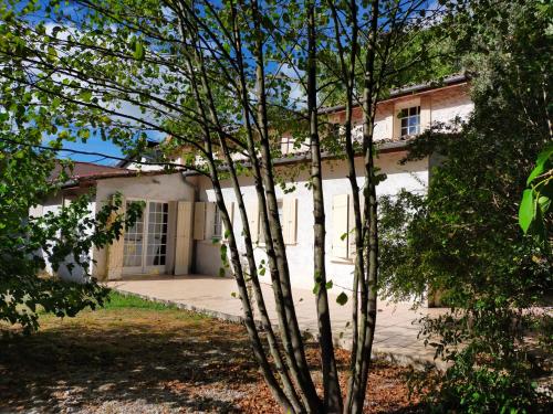 Villa 168m2 Piscine Parc Arboré pour groupe Famille Amis jusqu'à 10 personnes : Maisons d'hotes proche de Bougneau