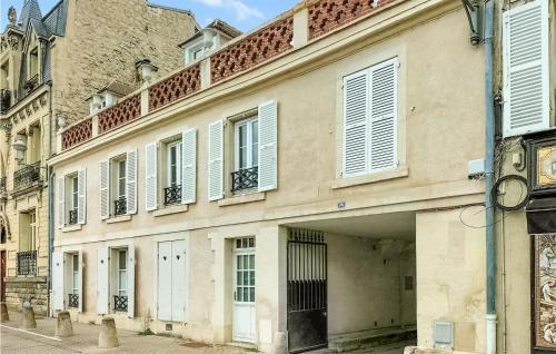 Stunning Apartment In Chantilly With 1 Bedrooms : Appartements proche de Vineuil-Saint-Firmin