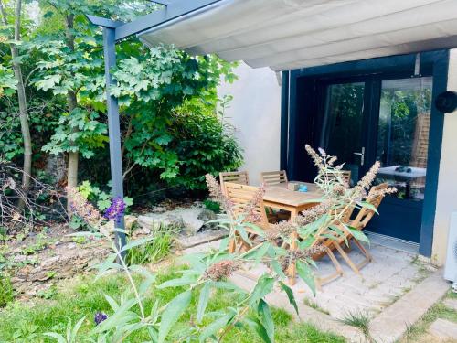 Duplex climatisé avec une terrasse sur jardin : Appartements proche de Montmagny