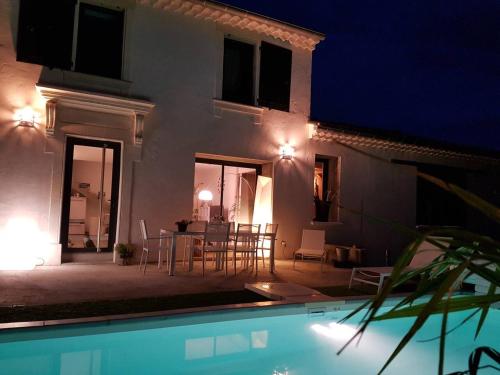 Mas de caractère White 212 avec piscine chauffée en Provence, au pied des collines... Un havre de paix, lieu atypique, accueillant : Maisons de vacances proche de Montbrison-sur-Lez
