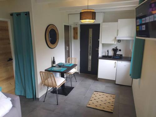 Chambre avec cuisine, entrée et terrasse privée ! : Appartements proche de Les Déserts