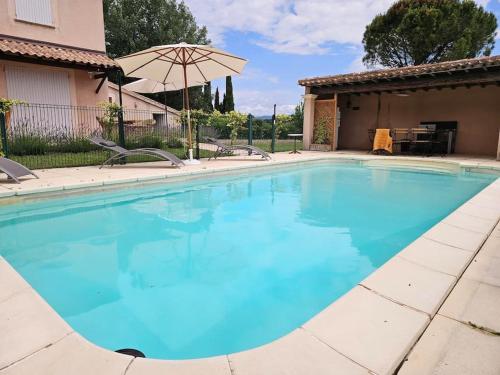 Holiday home with swimming pool : Villas proche de Grillon