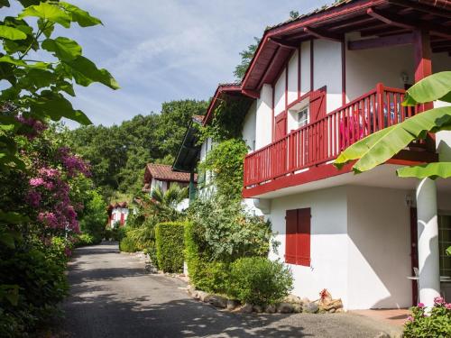 Colorful apartment in Basque style in a green environment : Appartements proche de La Bastide-Clairence