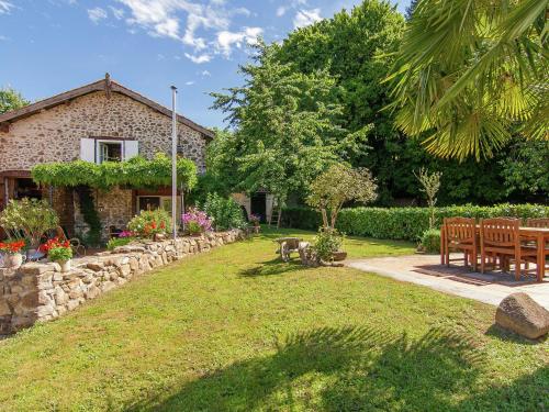 Romantic cottage with shared swimming pool : Maisons de vacances proche de Sauvagnac