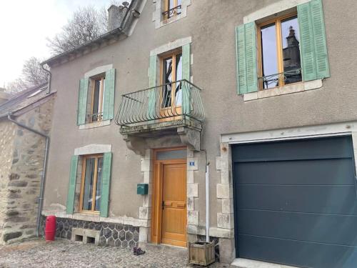 Maison Cantal à Marchastel 15400 : Maisons de vacances proche de Saint-Bonnet-de-Condat