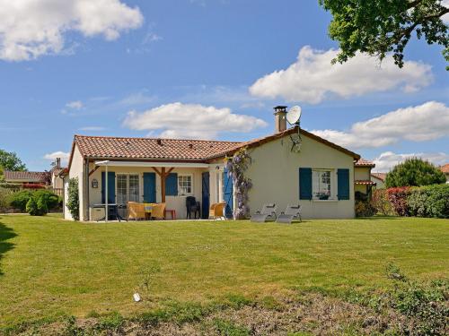 Villa with garden near beautiful golf course : Villas proche de Coutières