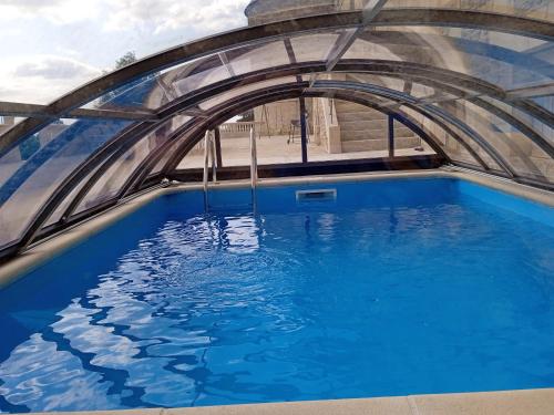 Gîtes avec piscine au Château de Charbogne : Maisons de vacances proche de Termes