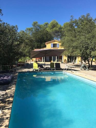 Traditional Villa with Pool and Private Land : Villas proche d'Esparron