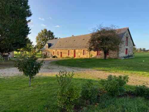 Gîte de la Pelterie : Maisons de vacances proche de Quelaines-Saint-Gault
