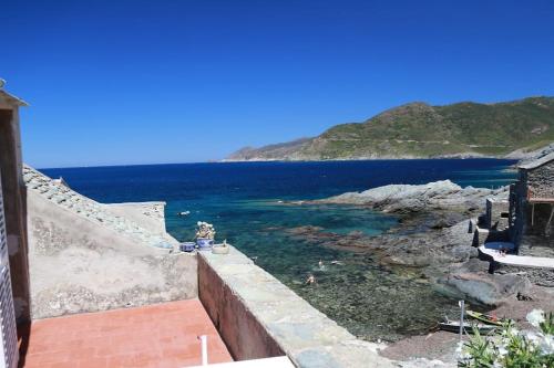 Waterfront Authentic Corsican house : Maisons de vacances proche de Morsiglia