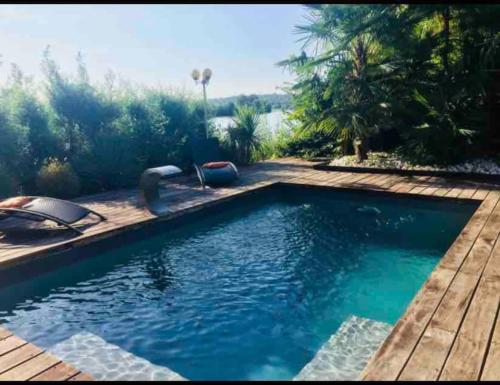 Magnifique maison avec piscine au bord de l’eau : Villas proche de Vernouillet