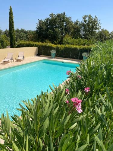 Villa provençale entre Cévennes et Provence avec une grande piscine et un terrain de pétanque : Villas proche de Maruéjols-lès-Gardon