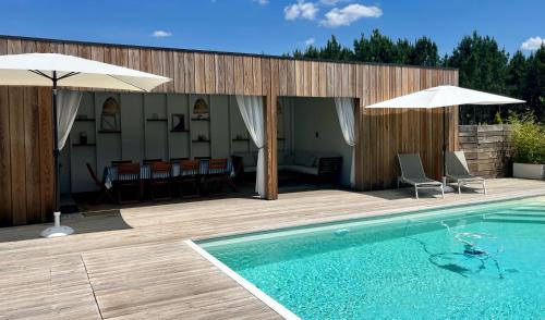 Villa contemporaine, Terrasse & Pool House : Maisons de vacances proche de Saint-Julien-en-Born