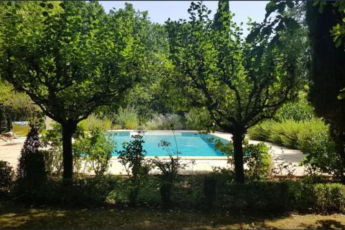 Maison de caractère avec piscine : Maisons de vacances proche de Nespouls