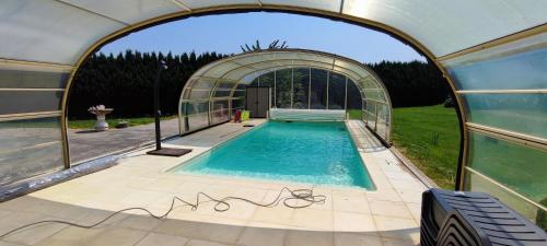 Villa with covered and heated swimming pool : Maisons de vacances proche de Les Places