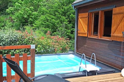 Chalet avec spa et piscine privés : Chalets proche de Lanobre