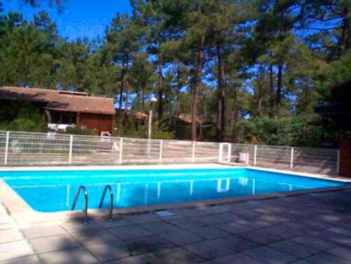 Chalet de 2 chambres avec piscine partagee terrasse amenagee et wifi a Carcans : Chalets proche de Carcans